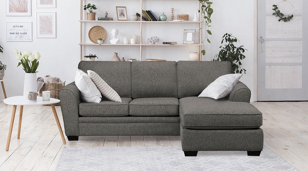 Sectionnel en tissu gris avec chaise longue à gauche